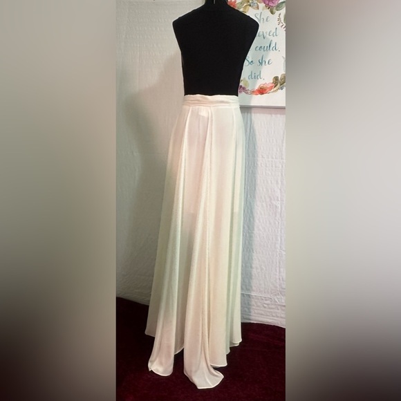 Olivaceous Ivory & Black Plunge Neck Sleeveless Dress Size M - Picture 2 of 8